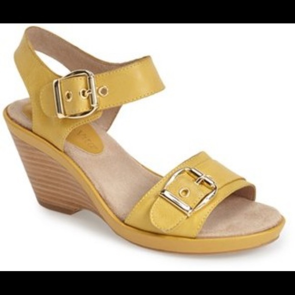 Bella Vita Yellow Platform Sandals!